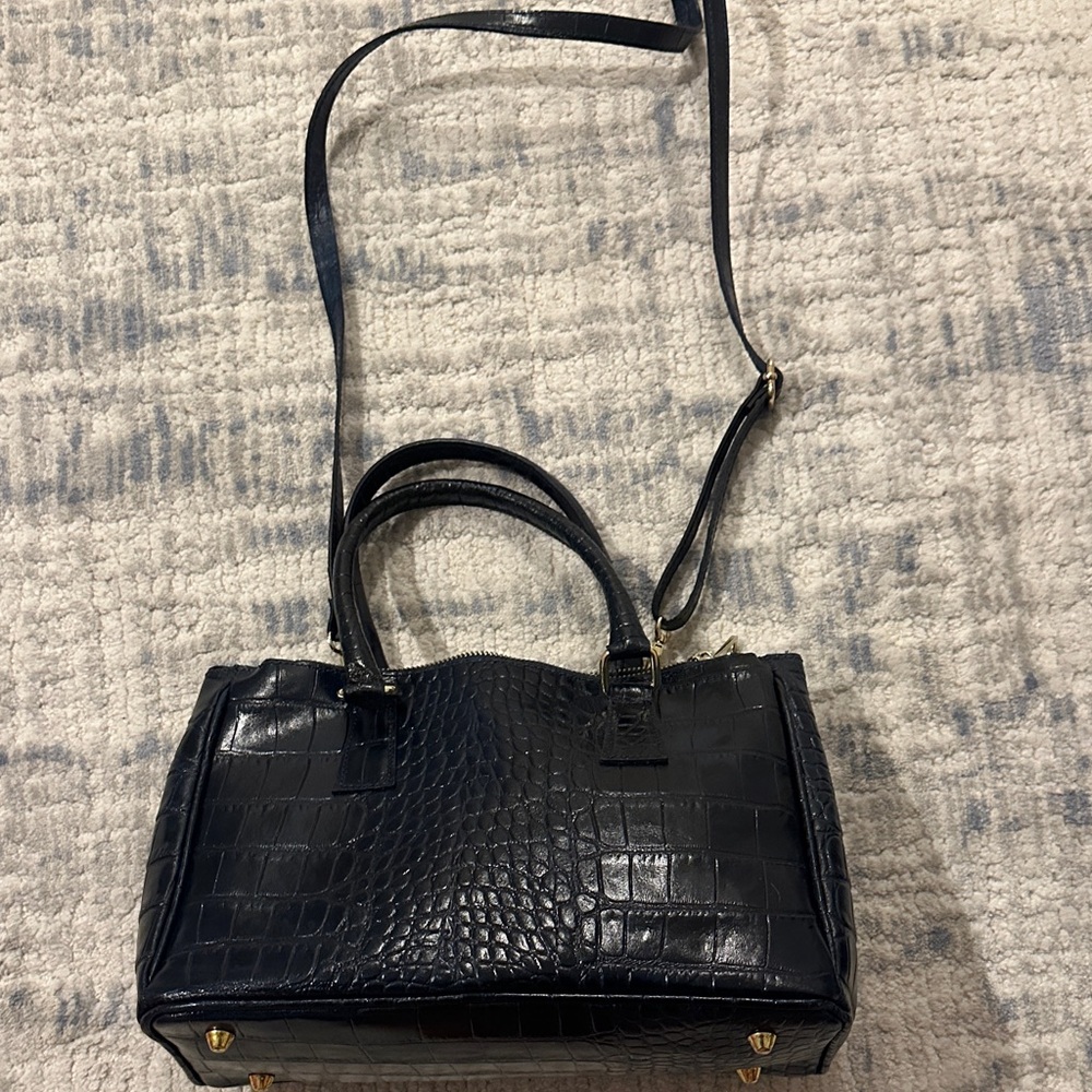 Chic Black Crocodile-Embossed Shoulder Bag